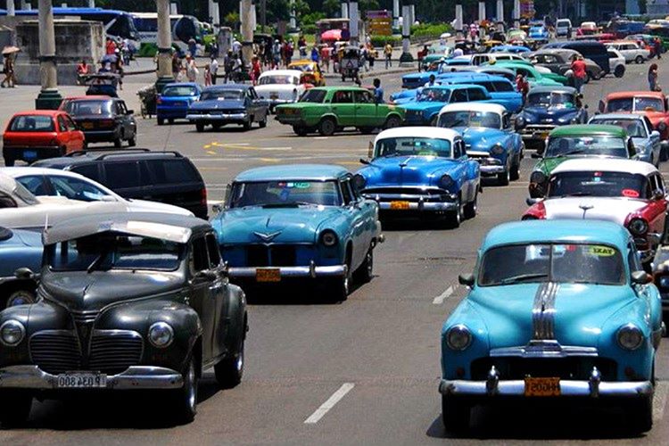Küba'da hala 1959'dan kalma Amerikan arabaları kullanılmaktadır.