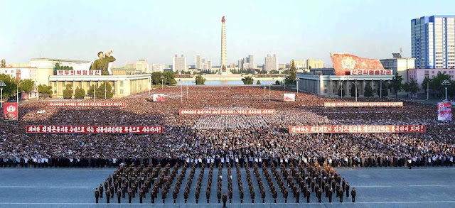 Segundo agência estatal, 100 mil pessoas protestaram contra os EUA; sucessivos testes militares da Coreia do Norte e a retórica dura usada por Washington levaram a tensão na península a níveis inéditos.