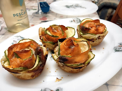 ~ Flores de hojaldre con calabacín y salmón ~