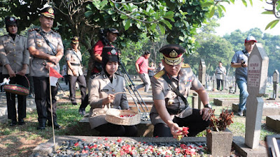 Peringati HUT Bhayangkara Ke – 73 Laksanakan Tabur Bunga di Taman Makam Pahlawan Bahagia
