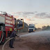 Bombeiros controlam incêndio em área de vegetação em LEM