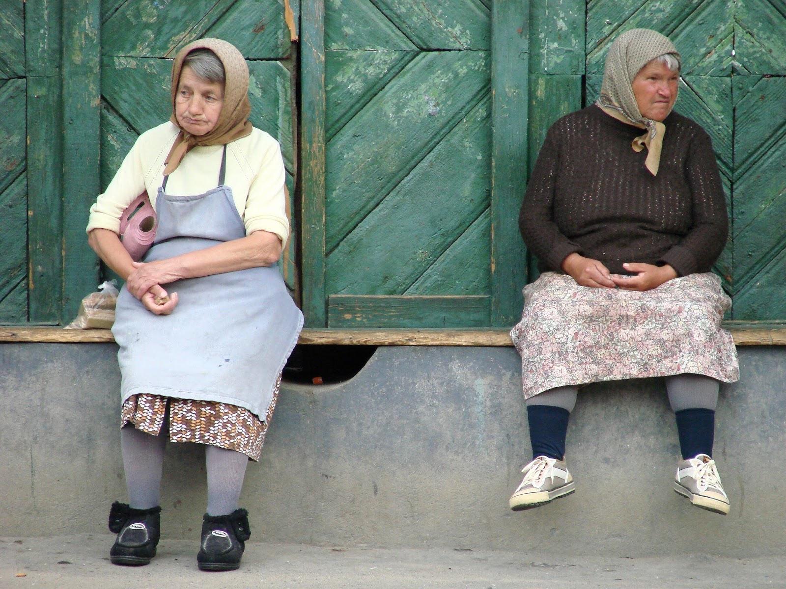 Old_Women_-_Biertan_-_Romania.jpg