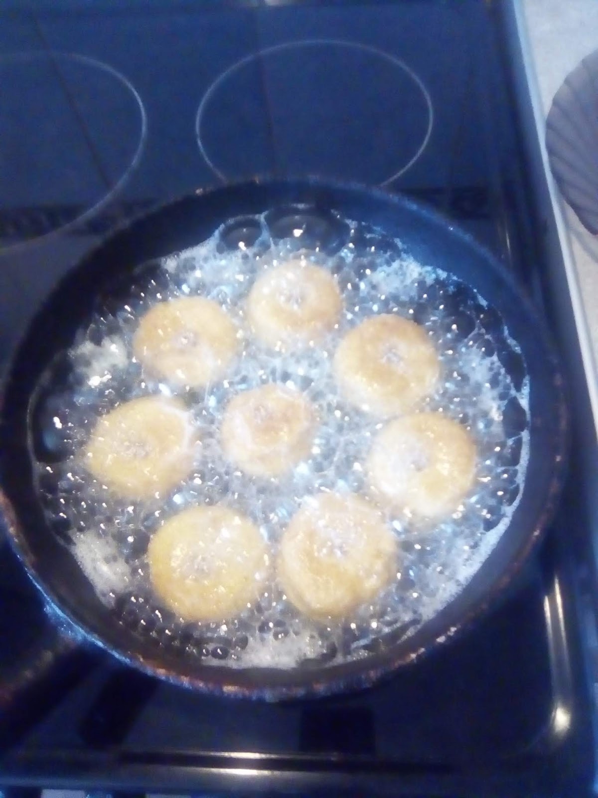 Яйца в кипящее масло. Круглые пластинки вырастающие в кипящем масле. Пончики на воде рецепт очень вкусное в домашних условиях.