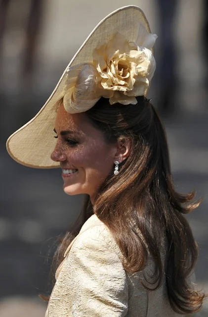 Kate Middleton Style, home to a library full of the Duchess' outfits! Kate's fashion style, including dresses, shoes and bags.