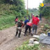 Babinsa TNI Gotong Royong Bareng Warga Perbaiki Jalan Rusak