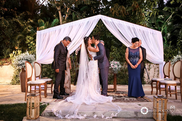 Sítio Geranium, Hyathama Pires, Multifocco, Leilah Cerqueira, casamento a céu aberto, casamento rústico, boho, decoração de casamento, decoração colorida, fotos românticas, foto com madrinhas, madrinhas iguais, Foto com padrinhos, noiva, noivo, altar