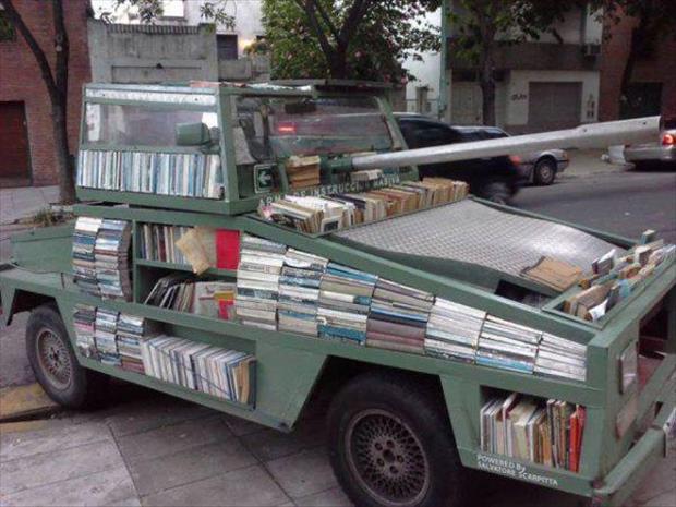 Selbstgebauter Panzer - Büchermobil witzig