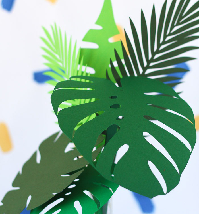 ideas tutoriales paso a paso decoración fiesta hawaiana de verano hibiscus hojas tropicales palmeras tiki 