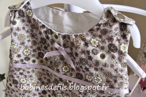 La robe chasuble fleurie (détails) / bobinesdefils.blogspot.fr