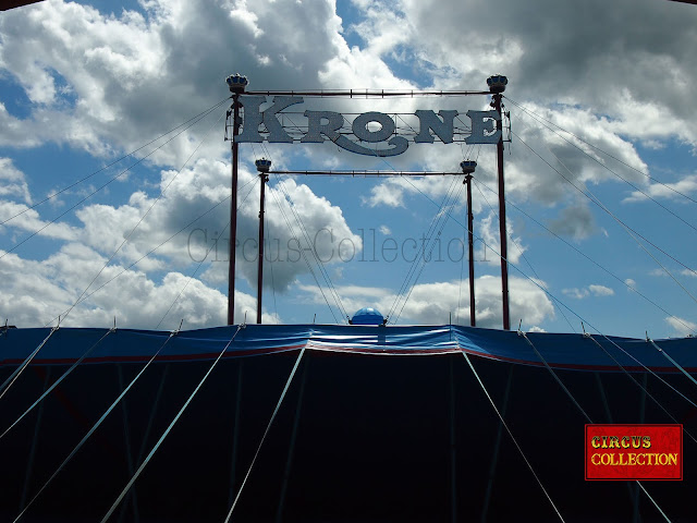 Les lettre du nom Krone brillent au soleil au dessus du chapiteau qui est en cours de montage au Circus Krone, 2012