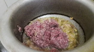 add-mince-in-the-onions