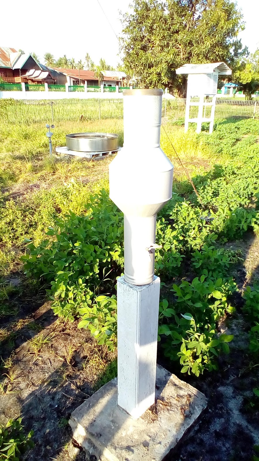 LAPORAN PRAKTIKUM AGROKLIMATOLOGI: Pengenalan Alat-alat Klimatologi