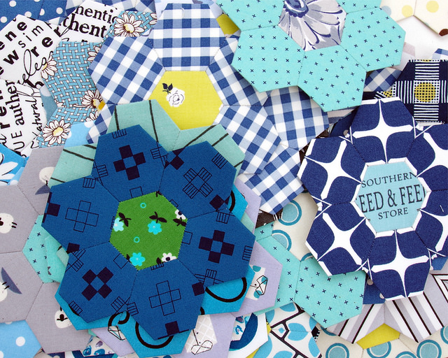 B is for Blues ~ A Hexagon Quilt  | © Red Pepper Quilts 2018 #englishpaperpiecing #hexagonquilt 