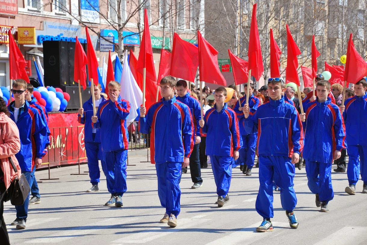 Одежда лысьва. День города Лысьва. Лысьва Пермский край день города народ. Первое мая демонстрация коллективы танцевальные. Танцевальный коллектив Янтарики Лысьва.