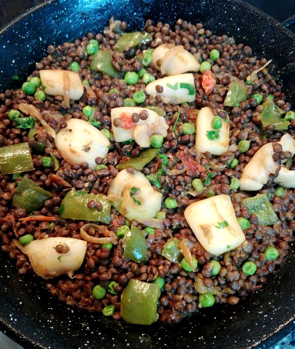 Agregando las lentejas, el perejil picado y cocinar unos minutos