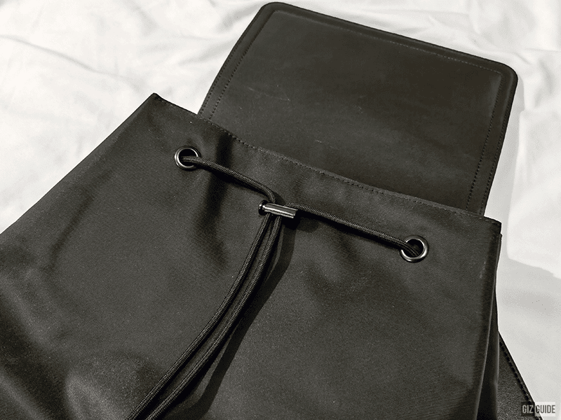 A drawstring to open or close the main compartment A drawstring to open or close the main compartment