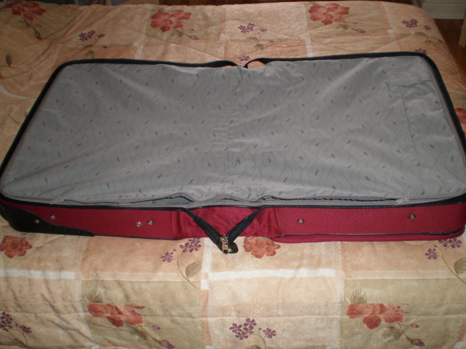 The Garage Luggage for Sale/Valise de voyage