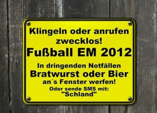 gelbes Schild mit der Aufschrift Klingeln oder anrufen zwecklos! Fußball EM 2012