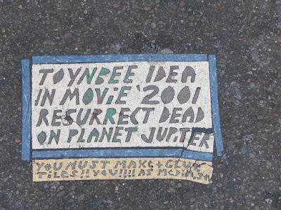 Странните плочки на Тойнби Toynbee-tiles-12