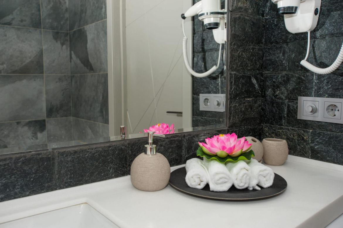 4 Master Bathroom Remodeling Hacks That Are Easy On Pocket Too