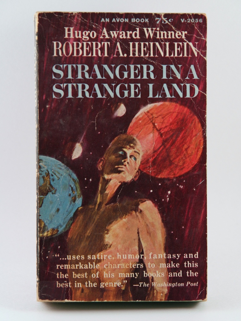Хайнлайн чужак. Stranger in a Strange Land book. Обложка книги «Чужак в чужой стране».