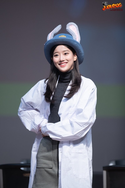 카메라가 미모를 다 담지 못한다는 실물갑 여돌.jpgif | 인스티즈