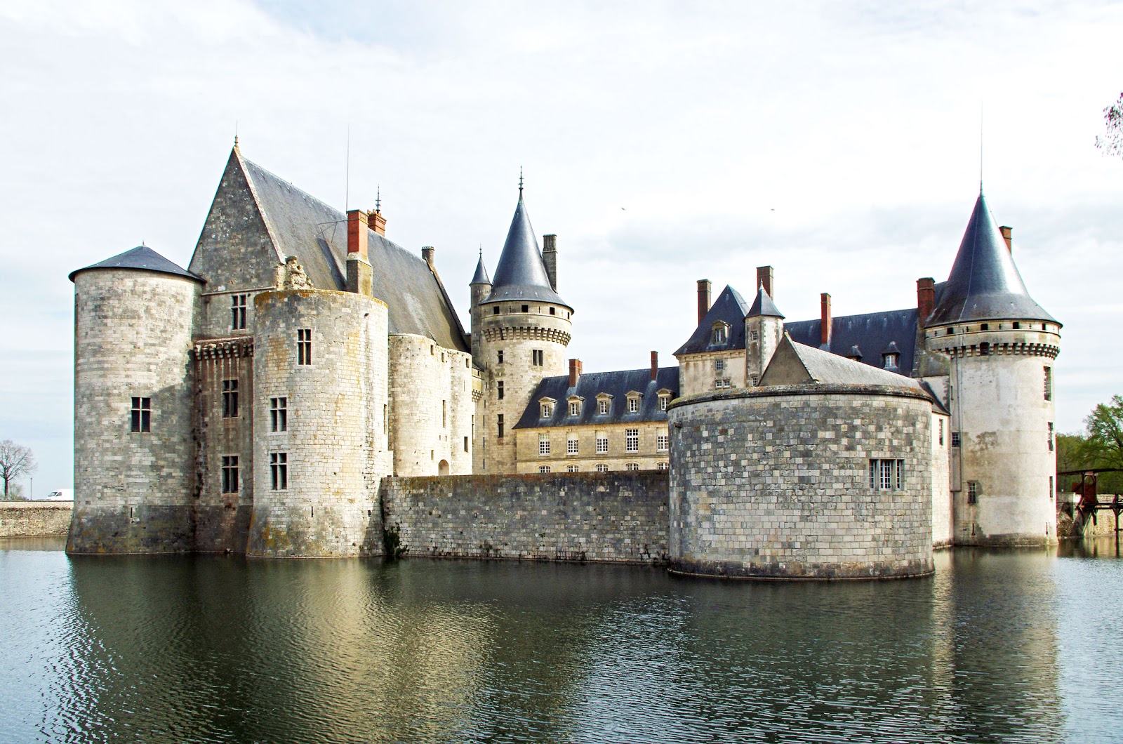средневековые замки франции. замок сюлли франция. замок шато франция. сюлли-сюр-луар (город). средневековые замки франции.