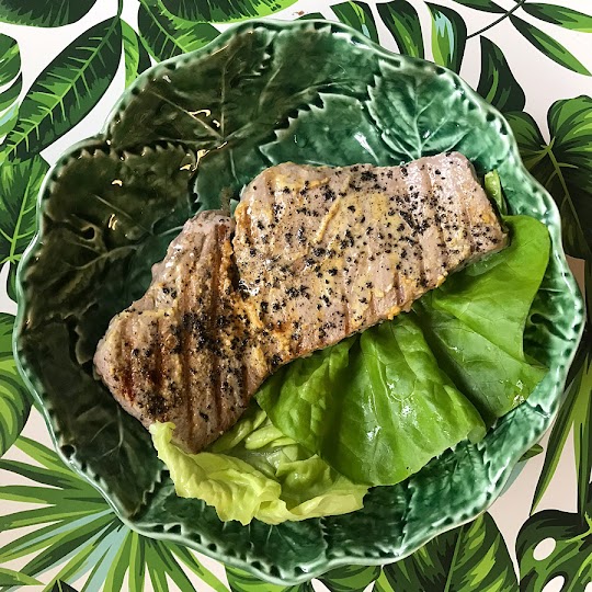 Grillowany stek z tuńczyka z marynatą musztardowo-miodową