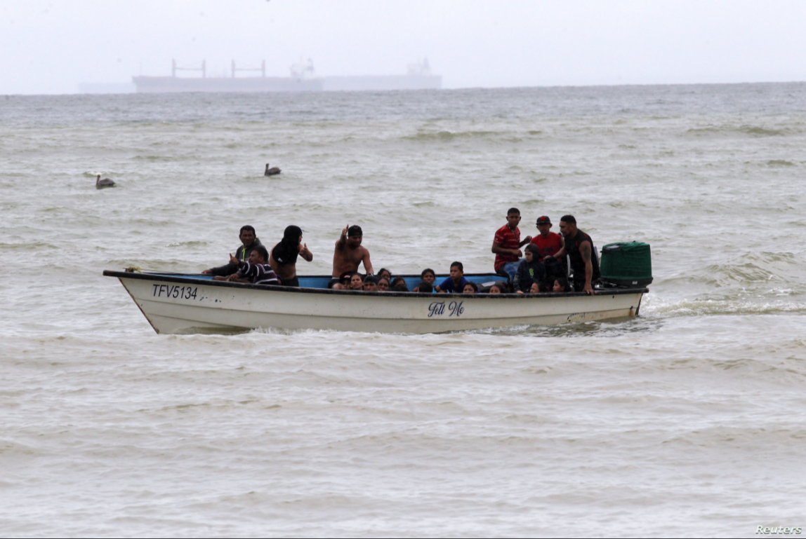 Migrantes venezolanos, recientemente deportados, arriban a la costa de la playa Los Iros luego de su regreso a la isla, en Erin, Trinidad y Tobago. Noviembre 24, 2020 / REUTERS