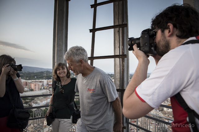 Fent fotos des del més alt del Campanar d'Ontinyent. AFCA. Fotografia Canals.