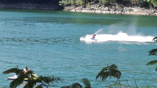 Acrobacias em moto de água na Praia do México