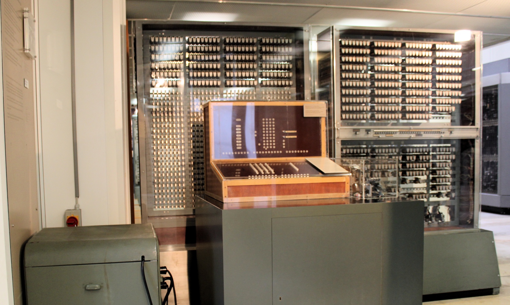 Электронный компьютер электронная машина. Машина z3 Цузе. Машина Конрада Цузе.