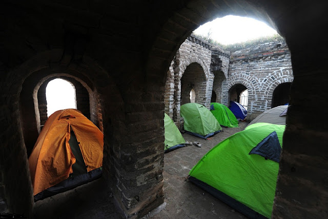 Некоторые туристы ставят прямо на Стене палатки. Участок «Бадалин», 24 сентября 2010.