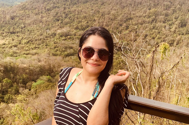 Recanto das Cachoeiras em Brotas mulher de vestido preto, oculos escuro e cabelo preto