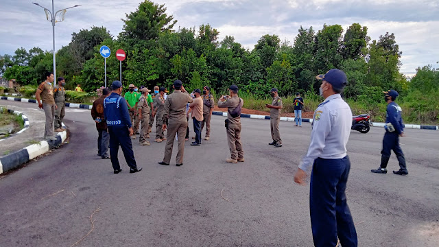 Satpol PP Larang Aliansi Pejuang Marwah Kota Tanjungpinang Pasang Tenda di Depan Rumah Dinas Walikota Tanjungpinang Satpol PP Larang Aliansi Pejuang Marwah Kota Tanjungpinang Pasang Tenda di Depan Rumah Dinas Walikota Tanjungpinang