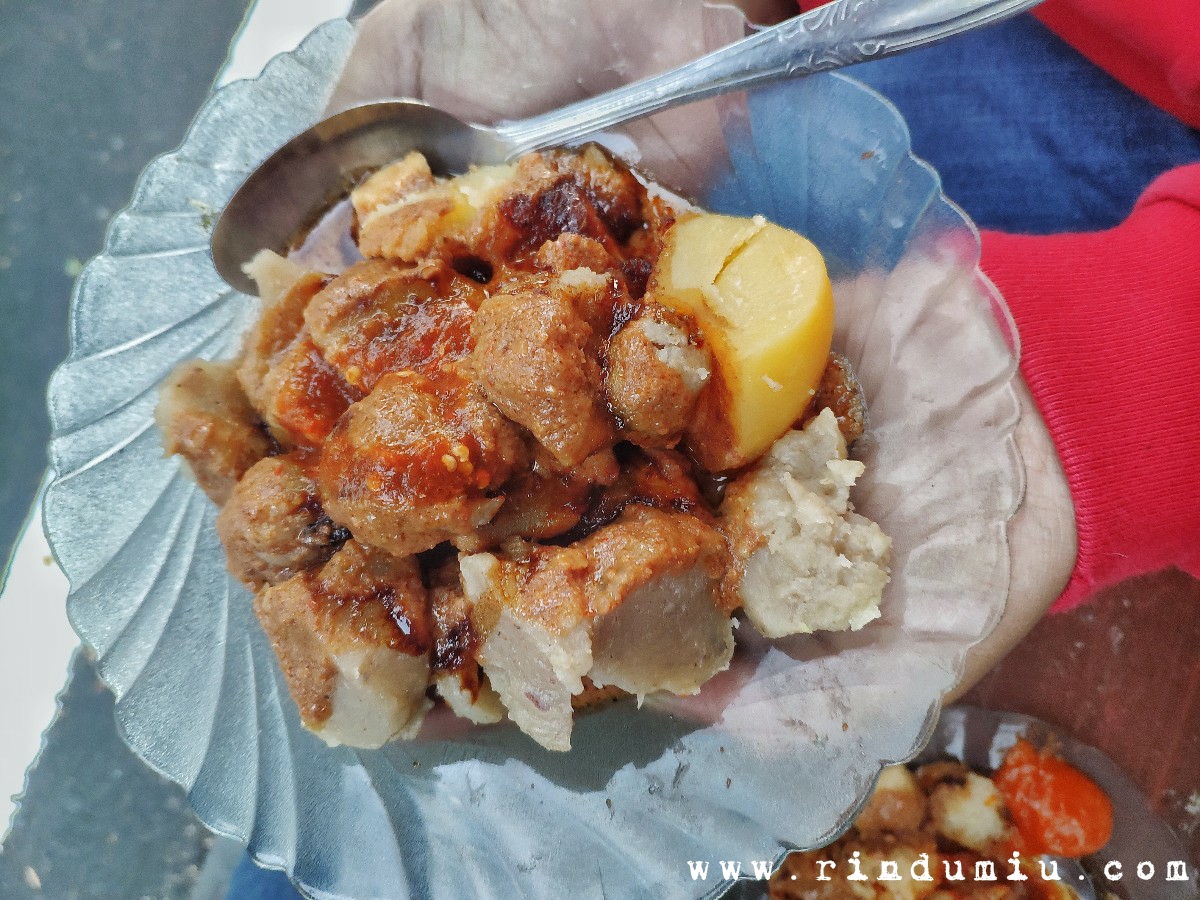 A closer look of a plate of siomay consists of siomay, tofu, and potatoes in Sleman Jogja