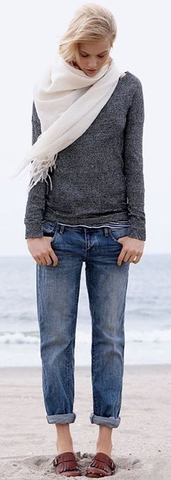 cute outfit idea : sweatshirt + jeans + white scarf