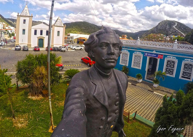 'Selfie' bem-humorada de Castro Alves em praça de Jacobina viraliza