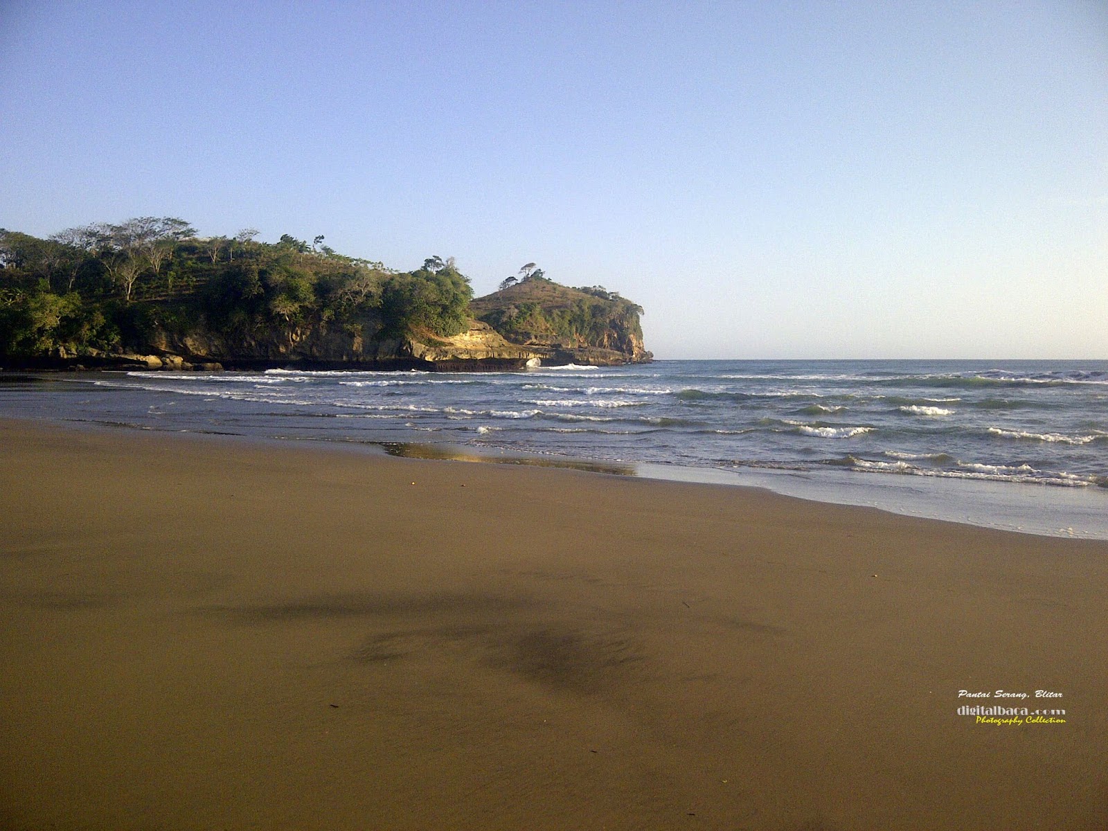 Bukit di Pantai Serang Blitar