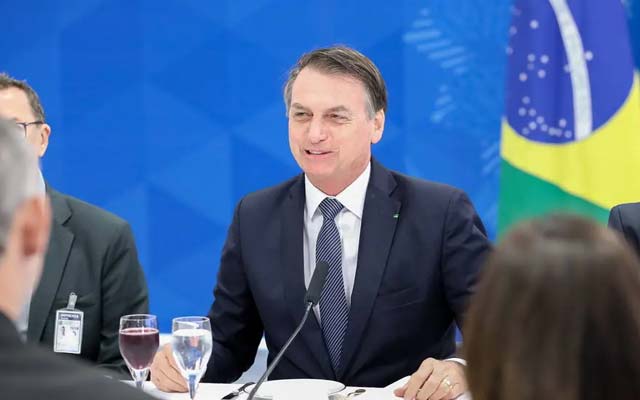 Bolsonaro estuda reduzir impostos para celulares, computadores e games