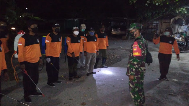 Koramil Pedan Bersama Relawan Lakukan Penyemprotan Disinfektan di Malam Hari