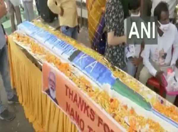 News, National, India, Bhoppal, Madhya Pradesh, Birthday, Birthday Celebration, Narendra Modi, Prime Minister, Trending, Social Media, PM Modi's birthday: BJP workers cut 71-feet-long syringe-shaped cake in MP