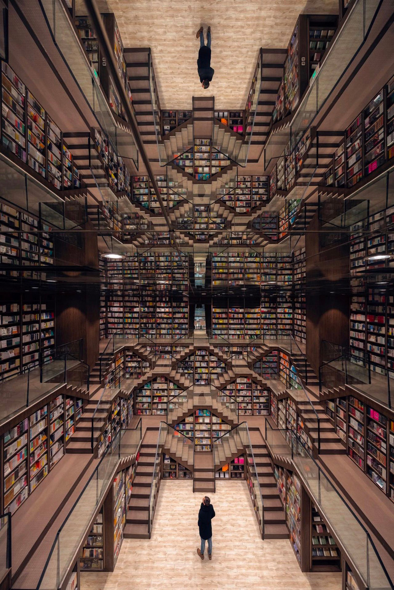 Mirrored ceilings have transformed a Chinese bookstore into fairy mazes