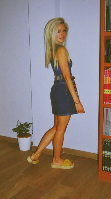 Alejandra Colomera con top vaquero, falda vaquera y cinturón estilo azteca recreando un look de los 2000