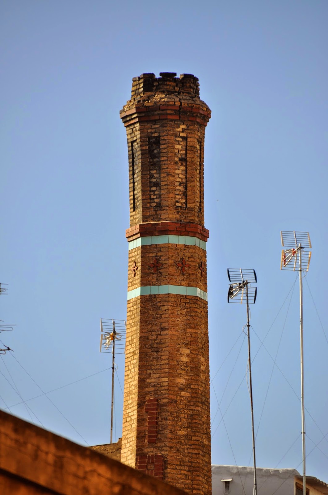 València, arena y cal: Chimeneas industriales de ladrillo.