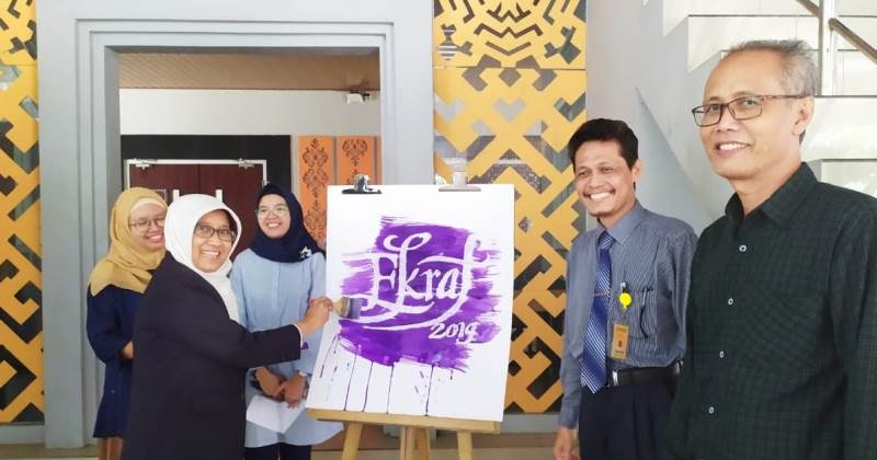 Produk Desain Dan Seni Rupa Unnes Untuk Memajukan Potensi Ekonomi Kreatif Indonesia