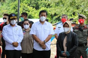 Wagub Kandouw Dampingi Mensos Risma Turun Berikan Bantuan ke Korban Banjir dan Tanah Longsor