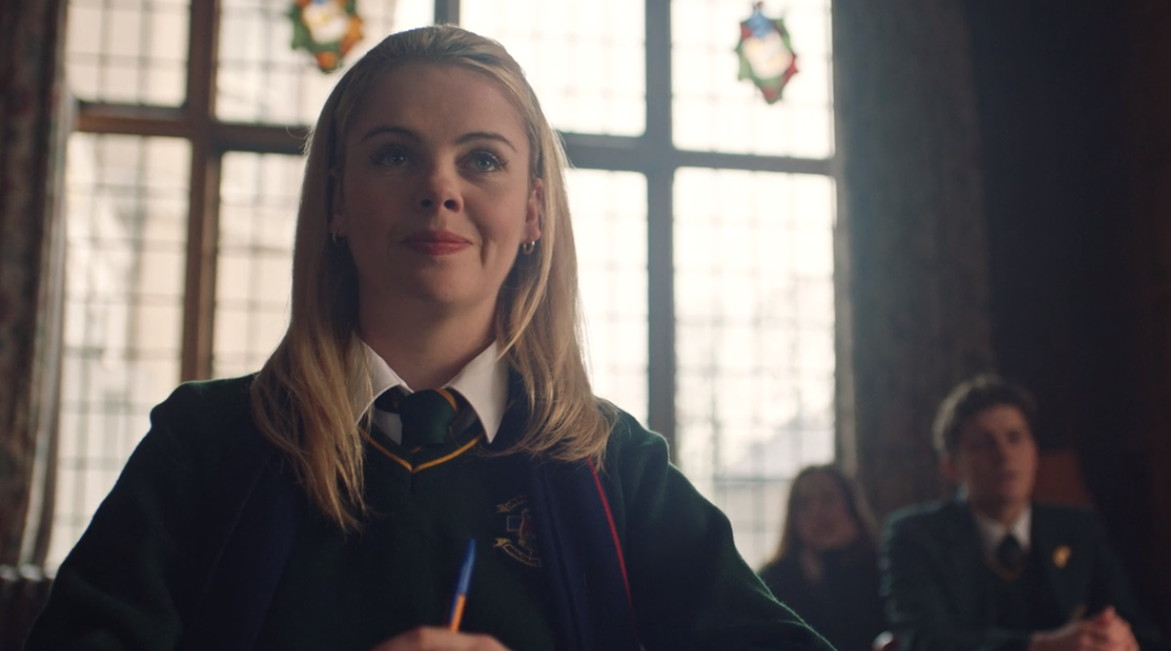 Erin en clase Saoirse en Derry Girls