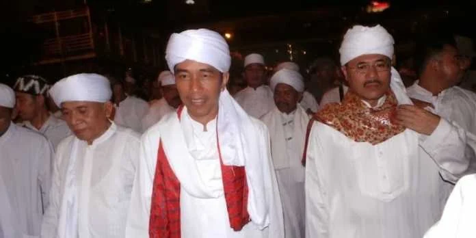 Sebut Sorban Jokowi Usang & Bau Apek, Pengamat: Para Penjilat & BuzzeRp Tetap Bilang Jokowi Wangi & Berwibawa