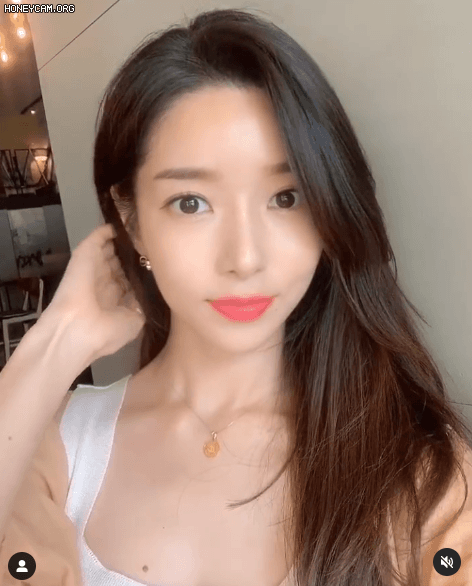 데뷔한지 17년차라는 뷰티 모델 눈나